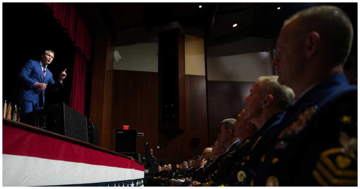 বিশ্বের বিভিন্ন প্রান্ত থেকে আসা সামরিক কমান্ডারদের বিরল জমায়েতে মঙ্গলবার বক্তব্য দেন ডিফেন্স সেক্রেটারি পিট হেগসেথ। ছবি: রয়টার্স